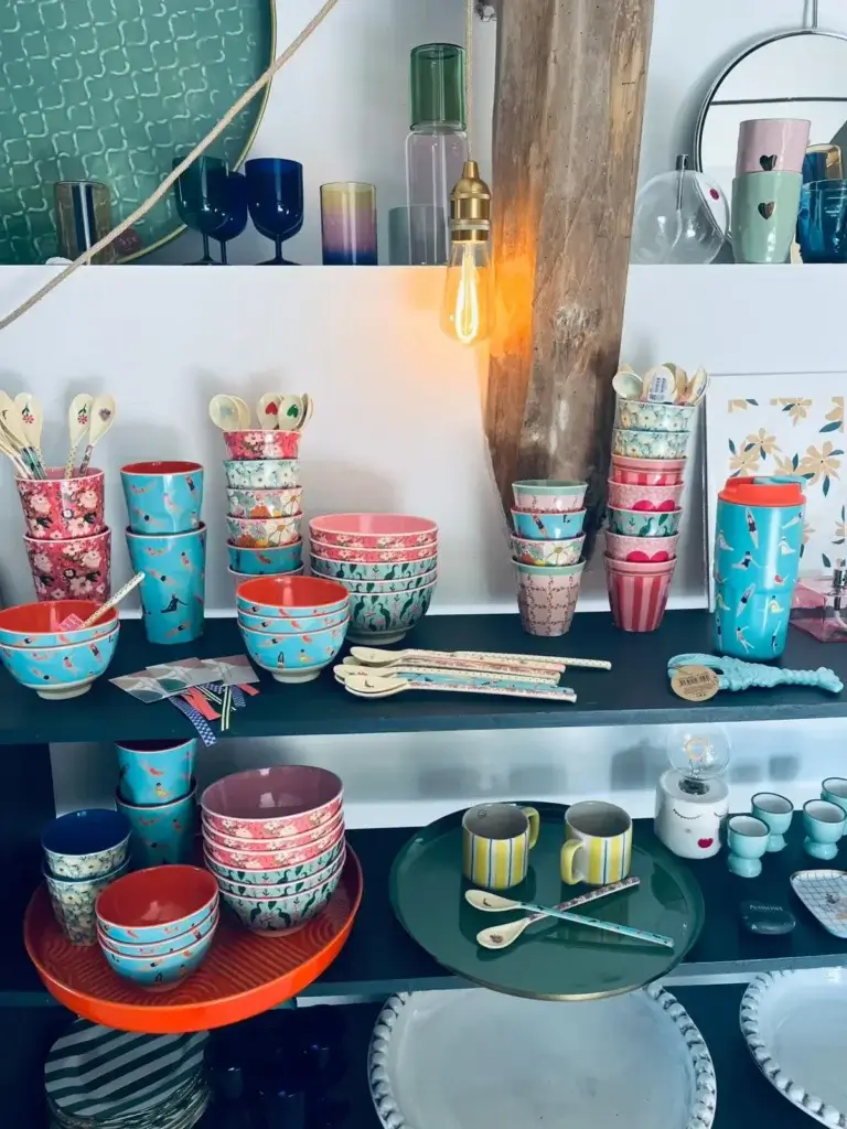 Vaisselle colorée et arts de la table dans une boutique de décoration proche de Chinon
