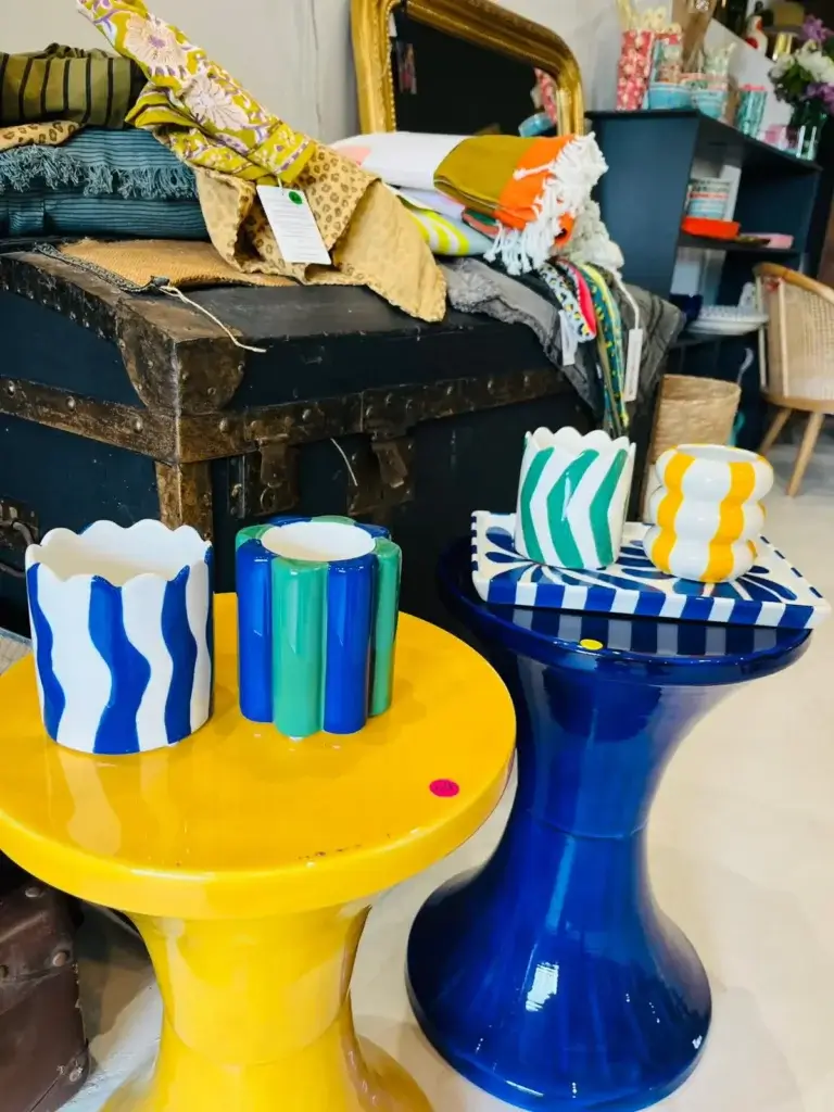 Objets de décoration design et colorés dans une boutique proche de Chinon