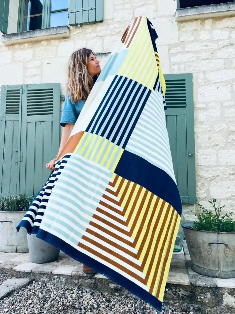 Plaid graphique coloré présenté devant une boutique de décoration proche de Chinon