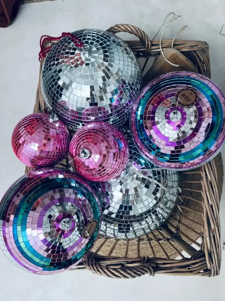 Boules disco décoratives colorées dans une boutique de décoration proche de Chinon