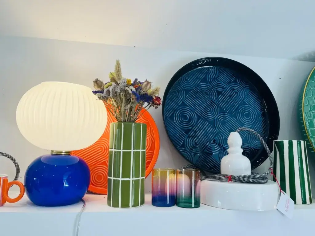 Objets de décoration design avec lampes, vases et plateaux dans une boutique proche de Chinon