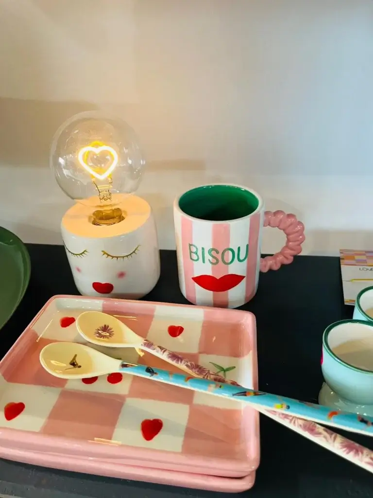 Vaisselle et objets de décoration colorés dans une boutique proche de Chinon