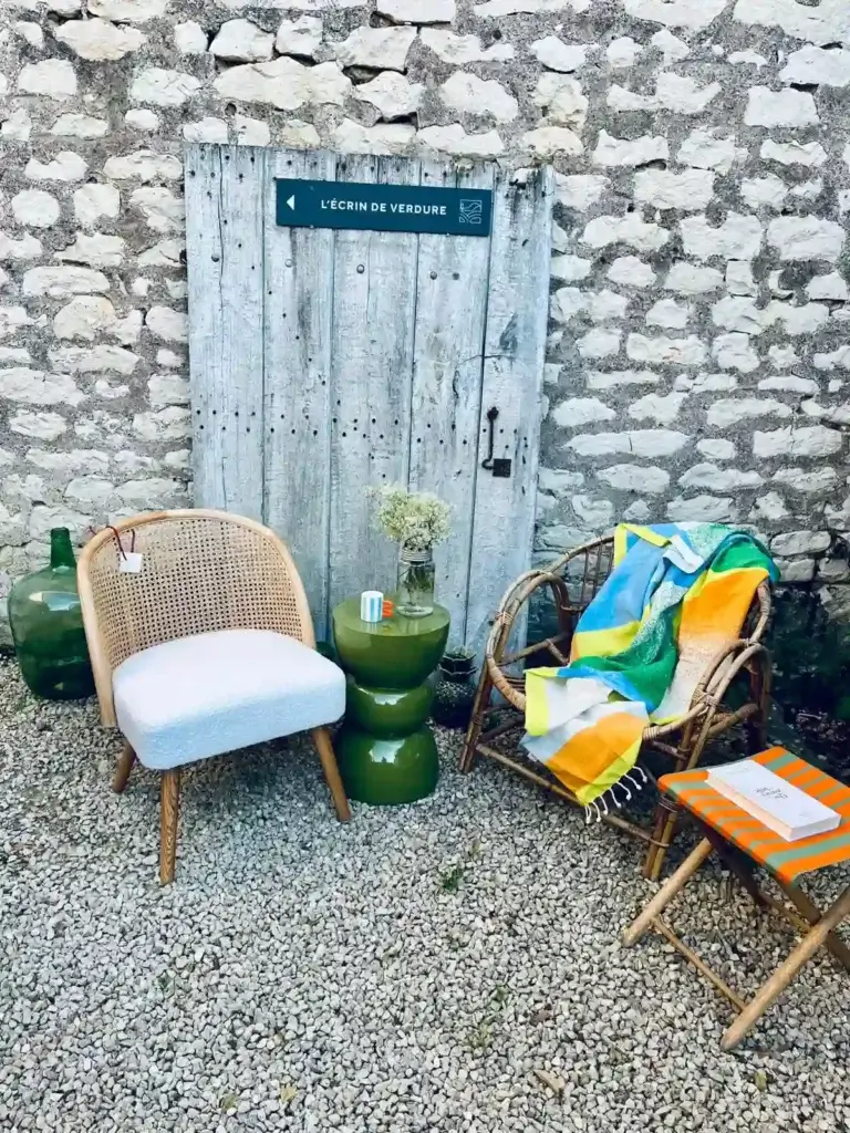 Mobilier et décoration extérieure dans une boutique proche de Chinon