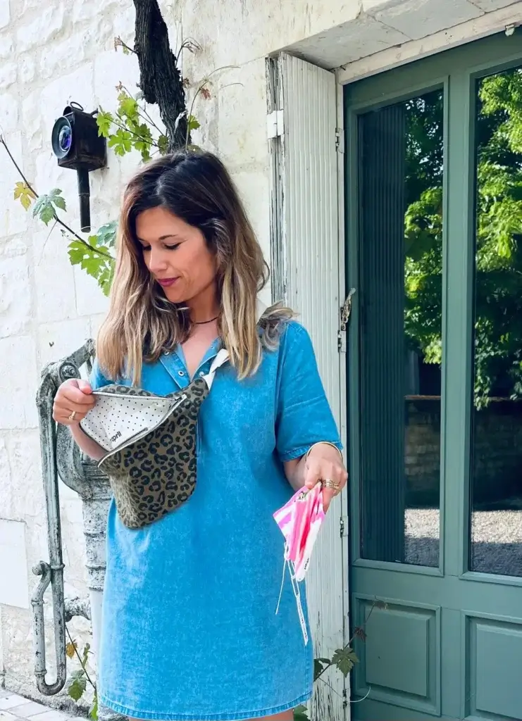 Femme présentant des accessoires de mode dans une boutique proche de Chinon
