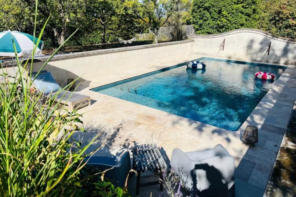 Piscine extérieure des gîtes L’Écrin de Verdure